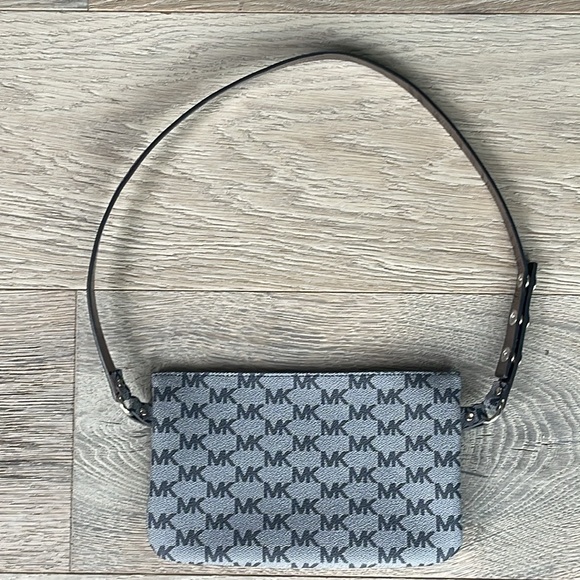Belt Bag Michael Kors Blue w/ Silver Signature Logo Fanny Pack Size 8.25”x5.25” - Picture 9 of 10